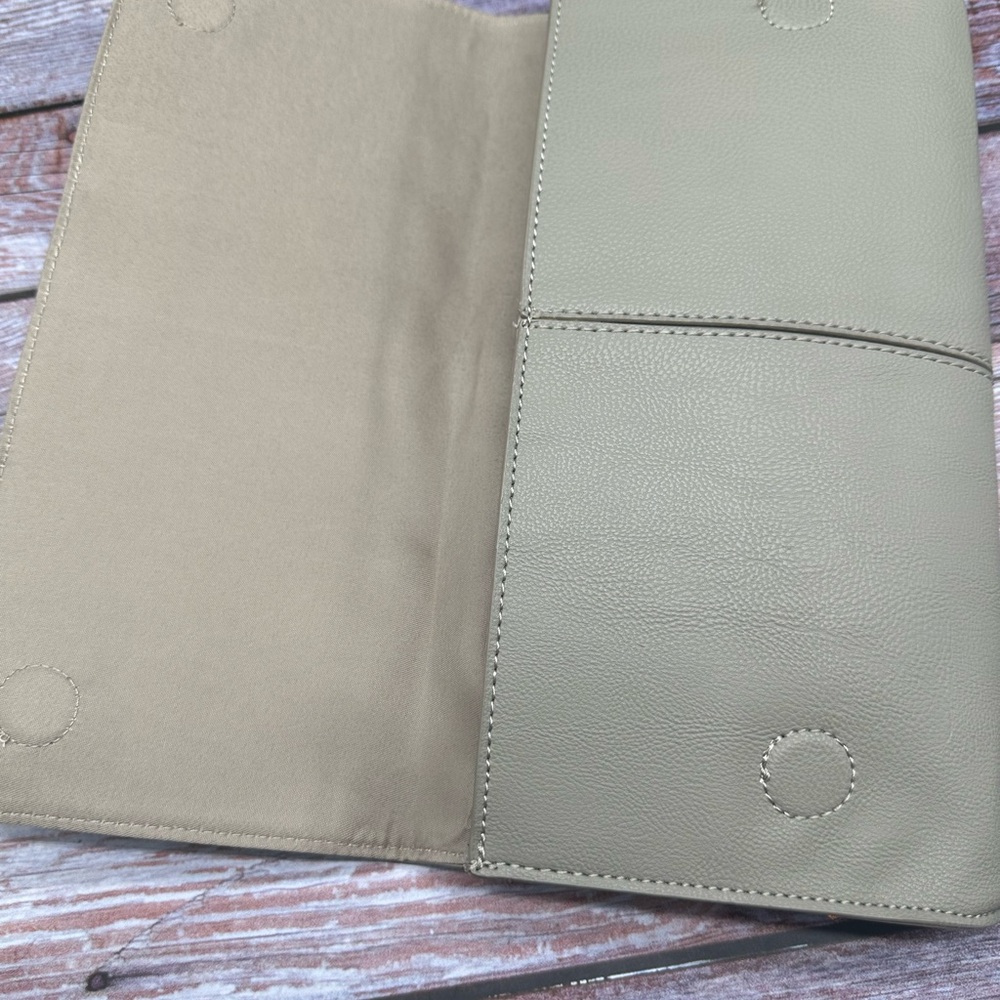 BCBG | Gray Soft Vegan Pebble Leather Maxi Clutch NWT - Picture 4 of 7